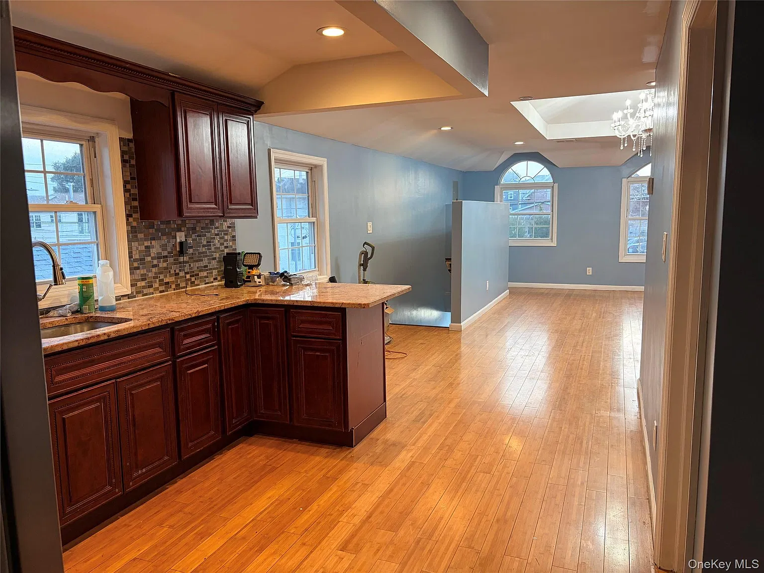 3 bed, 1.0 bath, 950 sqft, $3,422 — Photo 2