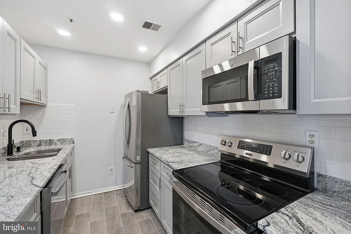 Building Photo - 13408 Shady Knoll Dr #308