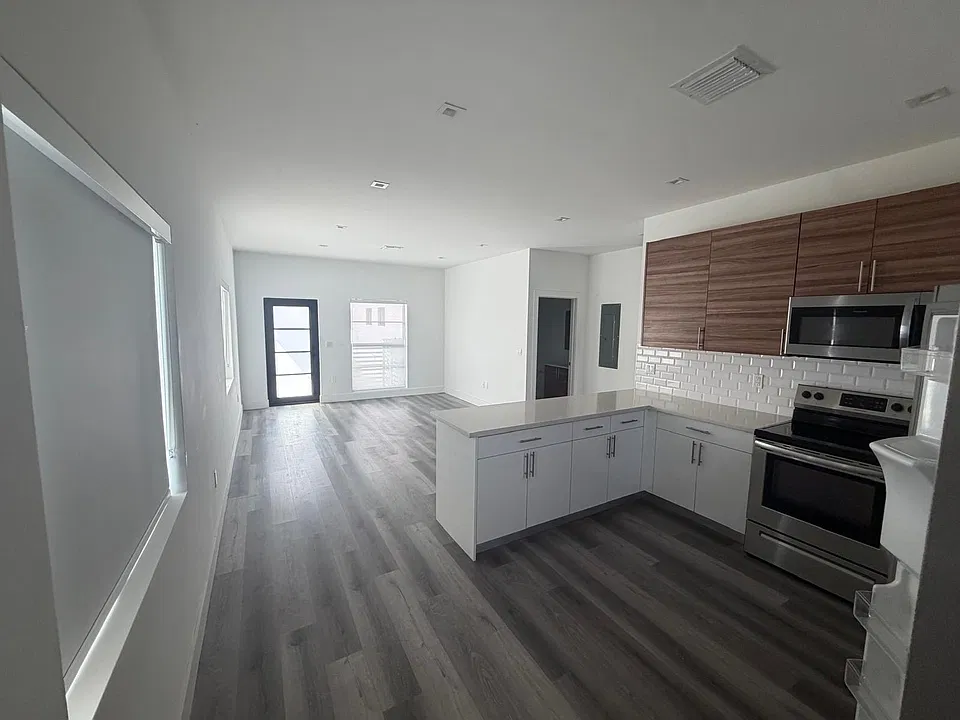 2455 W 5th Ct