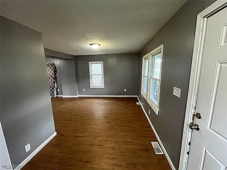 3 bed, 1040 sqft, $1,300 — Photo 4