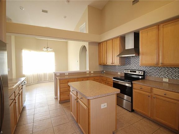 3rd image of 928 SW 30th Ter