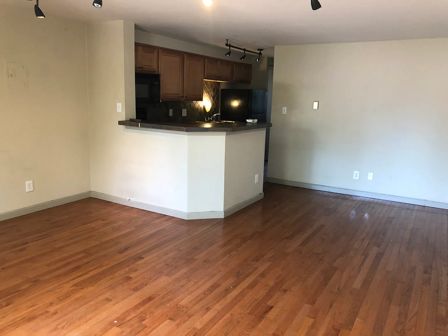 Updated One Bedroom Across From City Park! WIFI Included!! — Photo 3