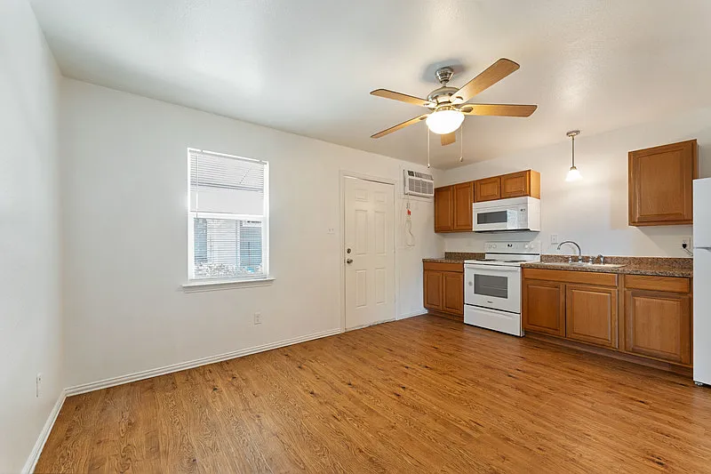 1 bed, 1.0 bath, 406 sqft, $989 — Photo 3