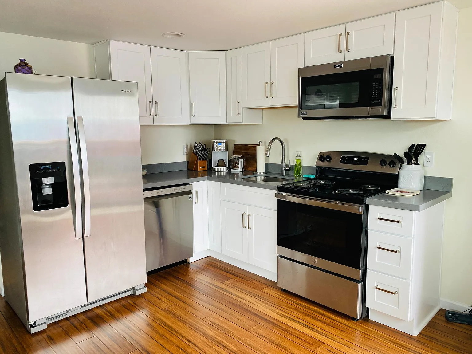 3 bed, 900 sqft, $2,200 — Photo 2