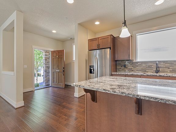 4th image of 476 NE 76th Ave