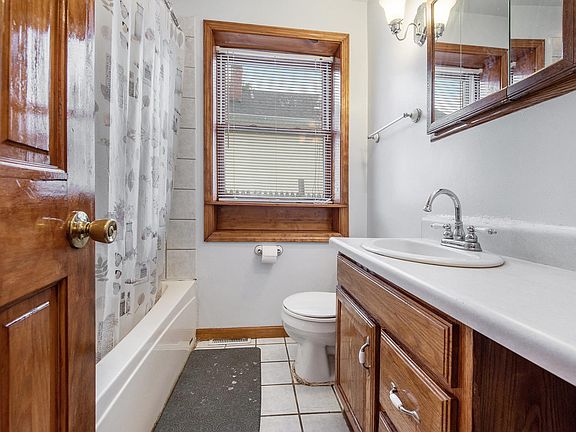 3rd image of 160 Beckman Ave S