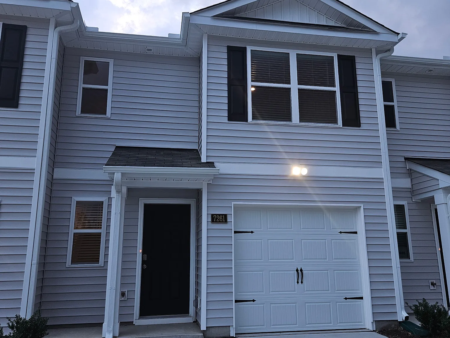 3 bed, 2.5 bath, 1418 sqft, $1,845 — Photo 2