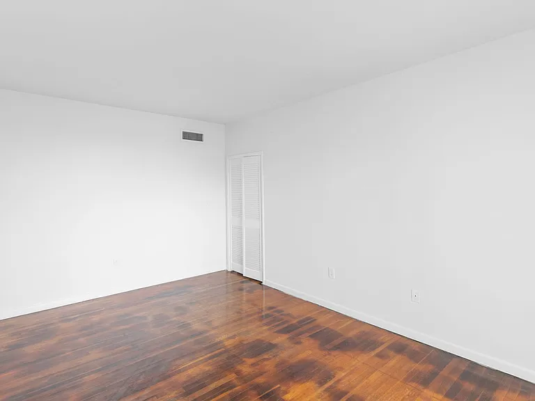 Oakmont Apartments — Photo 9