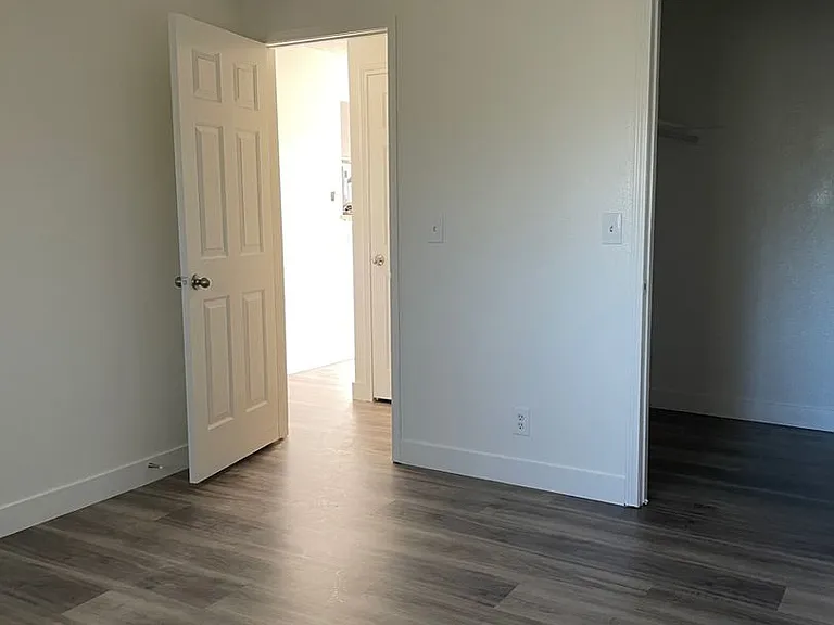 1834 Jefferson St — Photo 6