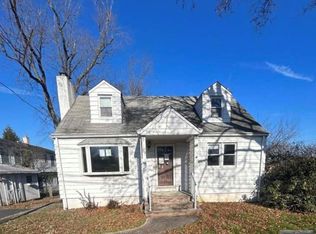 26 Lakeside Dr S, Piscataway, NJ 08854