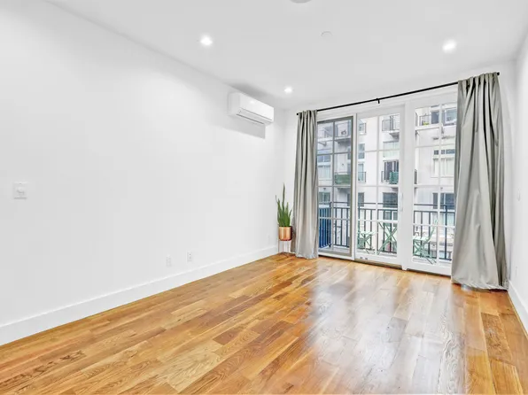 89 Montrose Avenue image 4 of 10