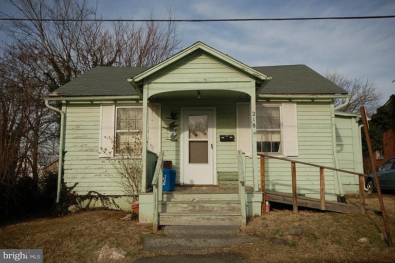2nd image of 218 Royal St SE