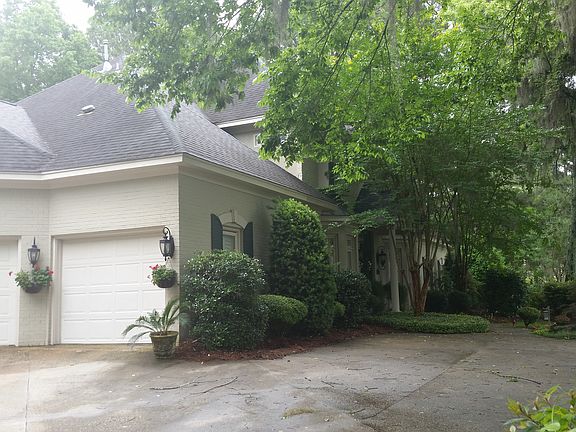 Triple car garage/Parking