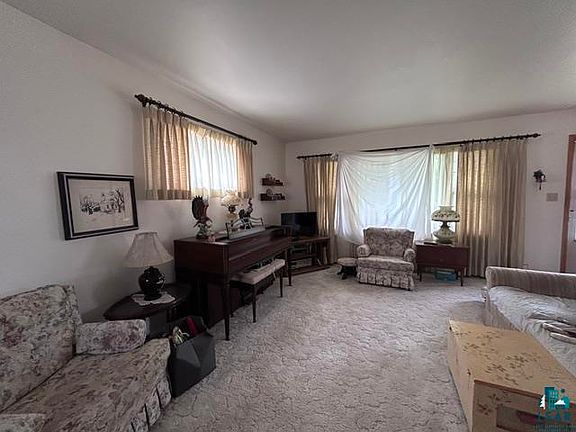3rd image of 704 Maple Dr