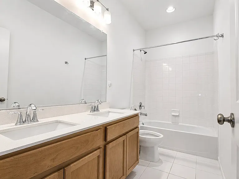 29 - Second floor hallway full bath_07212026