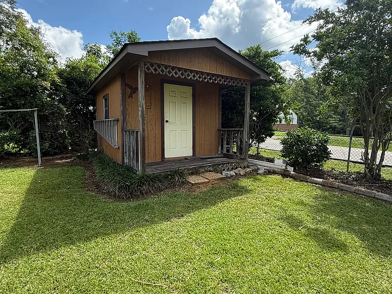 109 Stewart Dr — Photo 5