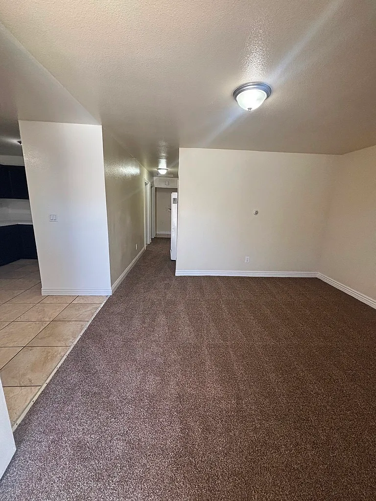 3 bed, 858 sqft, $3,400 — Photo 2
