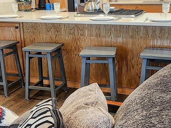 Picture of kitchen and eating bar.