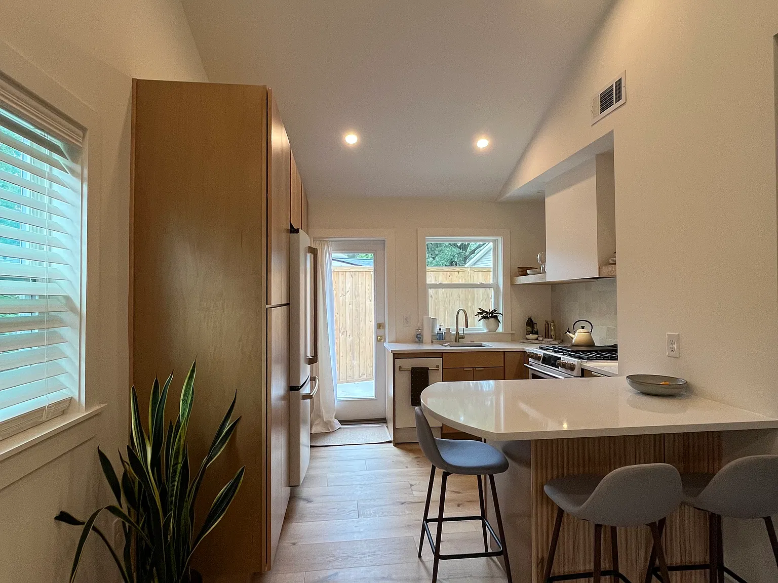 2 bed, 714 sqft, $3,200 — Photo 1