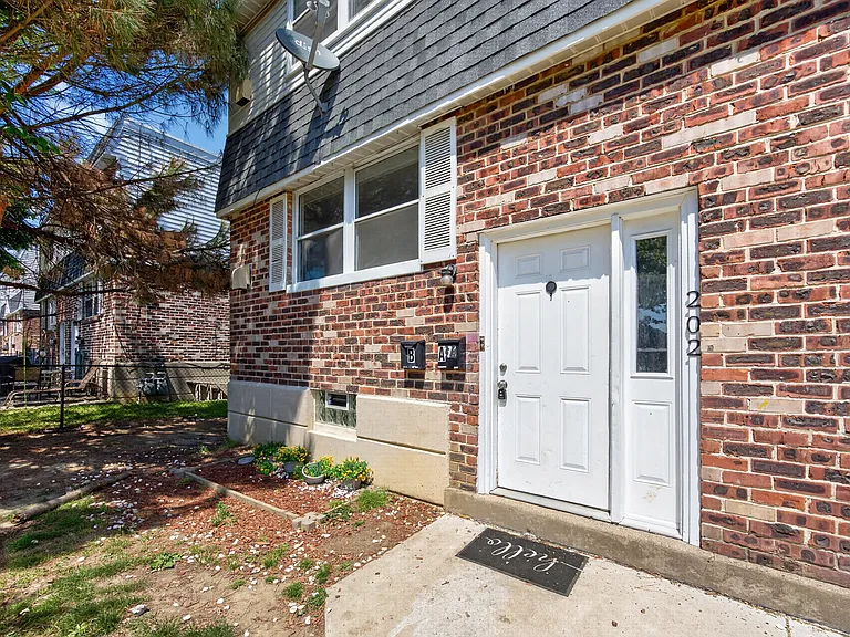 202 Green St #1 — Photo 3