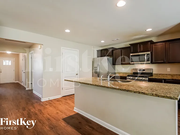 4631 Woodford Cir — Photo 7