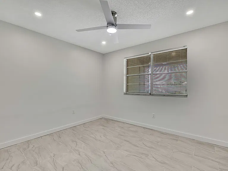Tidewater Apartments — Photo 15