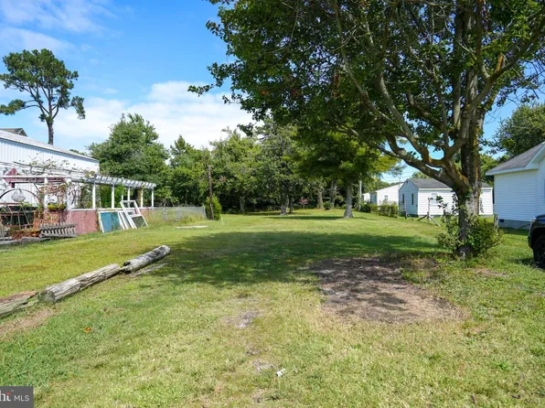 6497 Church St, Chincoteague Island, VA 23336