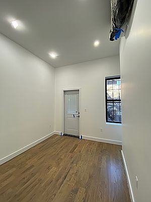 5th image of 475 Willoughby Ave APT 1