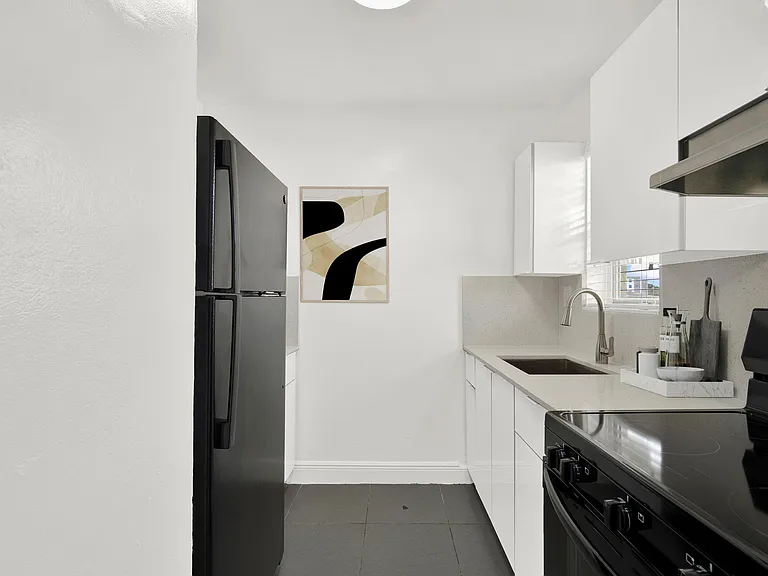 Manor Court Apartments — Photo 10