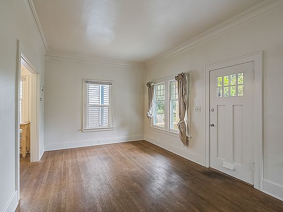 1st Fl - Entry/Living Rm