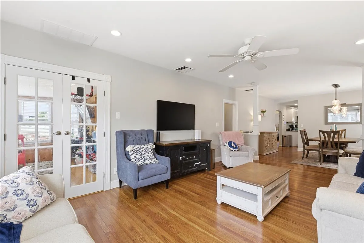 3 bed, 1635 sqft, $3,800 — Photo 1