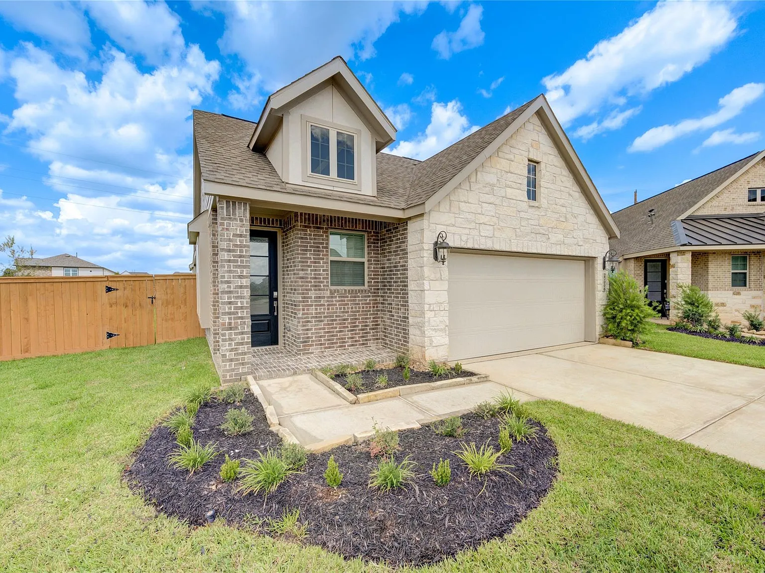 3 bed, 2.5 bath, 1587 sqft, $2,100 — Photo 2