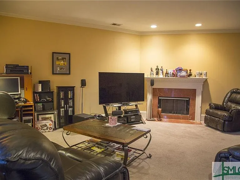 557 E Jones St — Photo 3