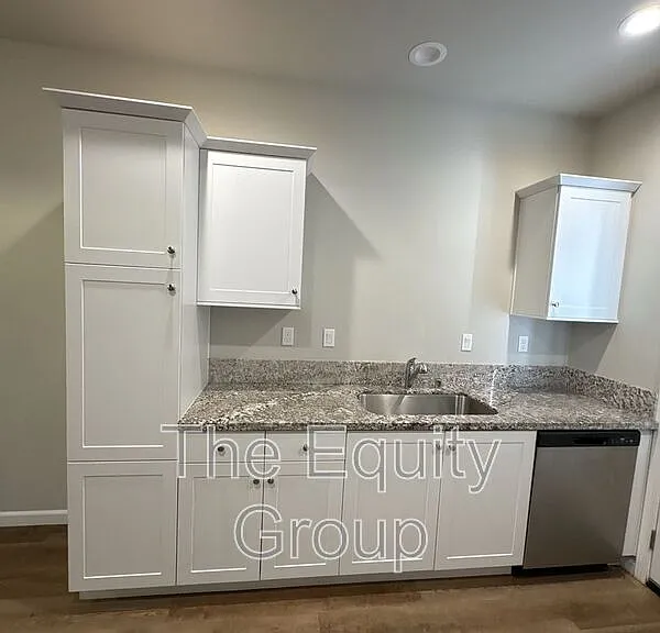 505 S Summit St #103 — Photo 6