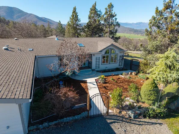 8719 & 8727 Far Away Pl, Fort Jones, CA 96032