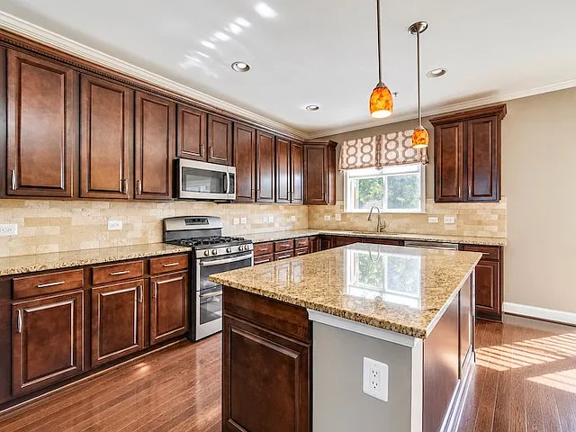 3 bed, 2246 sqft, $3,100 — Photo 2