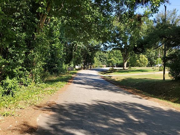 5th image of 407 Azalea Dr
