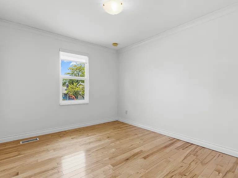 10851 Rosecroft Cres — Photo 13