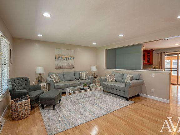 5th image of 325 Woodland Ave