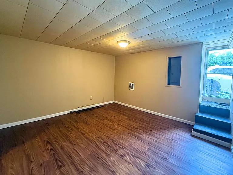 152 E Market St #B — Photo 5