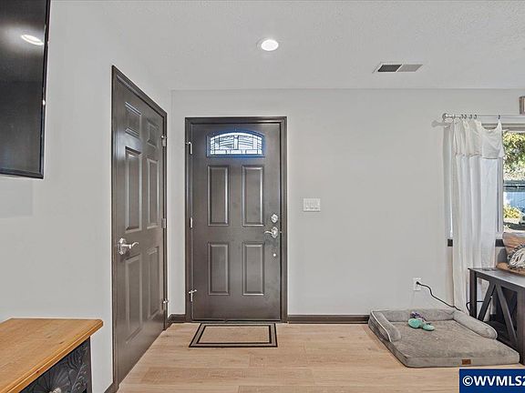 4th image of 636 Birch St