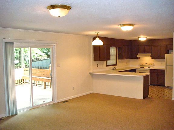 Living Room ; Kitchen