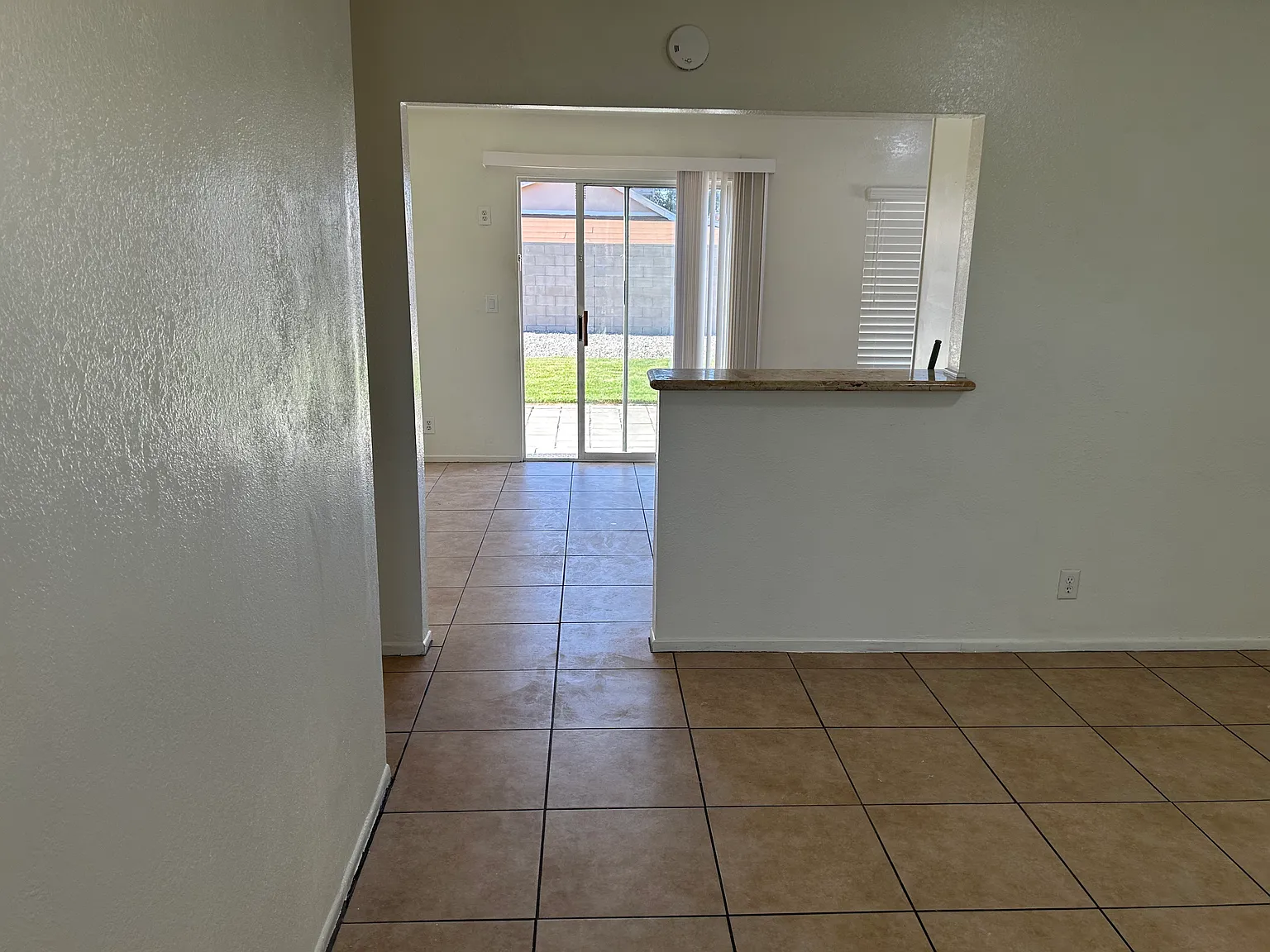 3 bed, 936 sqft, $2,400 — Photo 3