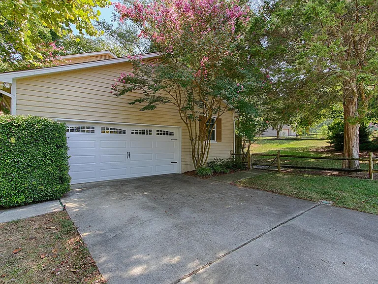 313 Timberhill Ct — Photo 3