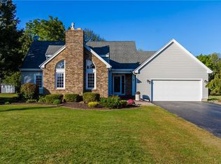 8 Fox Hill Dr, Fairport, NY 14450