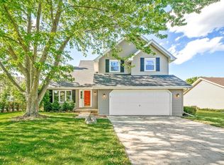 797 Cottonwood Dr, North Aurora, IL 60542