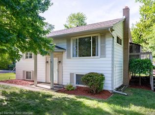 549 Troywood Dr, Troy, MI
