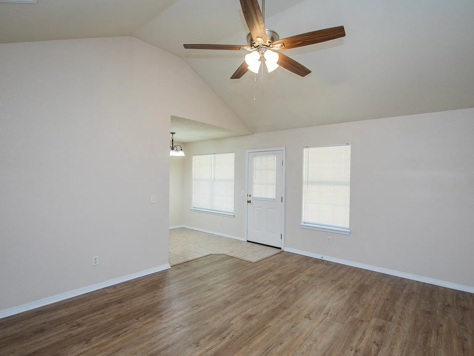 3 bed, 1096 sqft, $1,550 — Photo 3