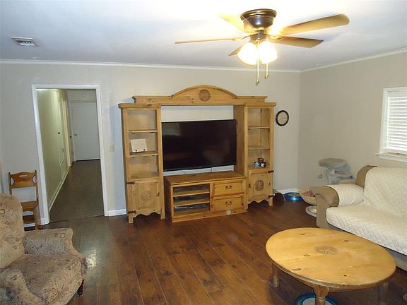 3rd image of 412 Hall Dr
