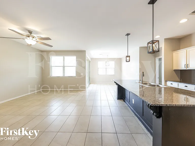 10129 W Southgate Ave — Photo 3